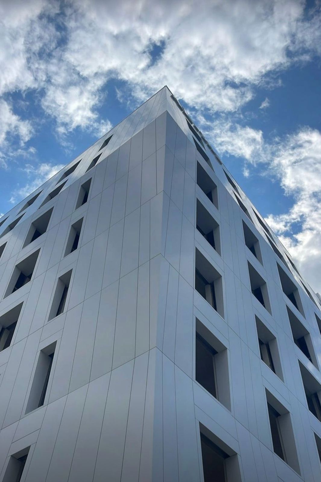 Cons: ALING & Cons Project: "SMART STUDIO" Sistem: STACBOND STB-T- CH- PRO Panel: STACBOND STB- 413 TRAFFIC WHITE