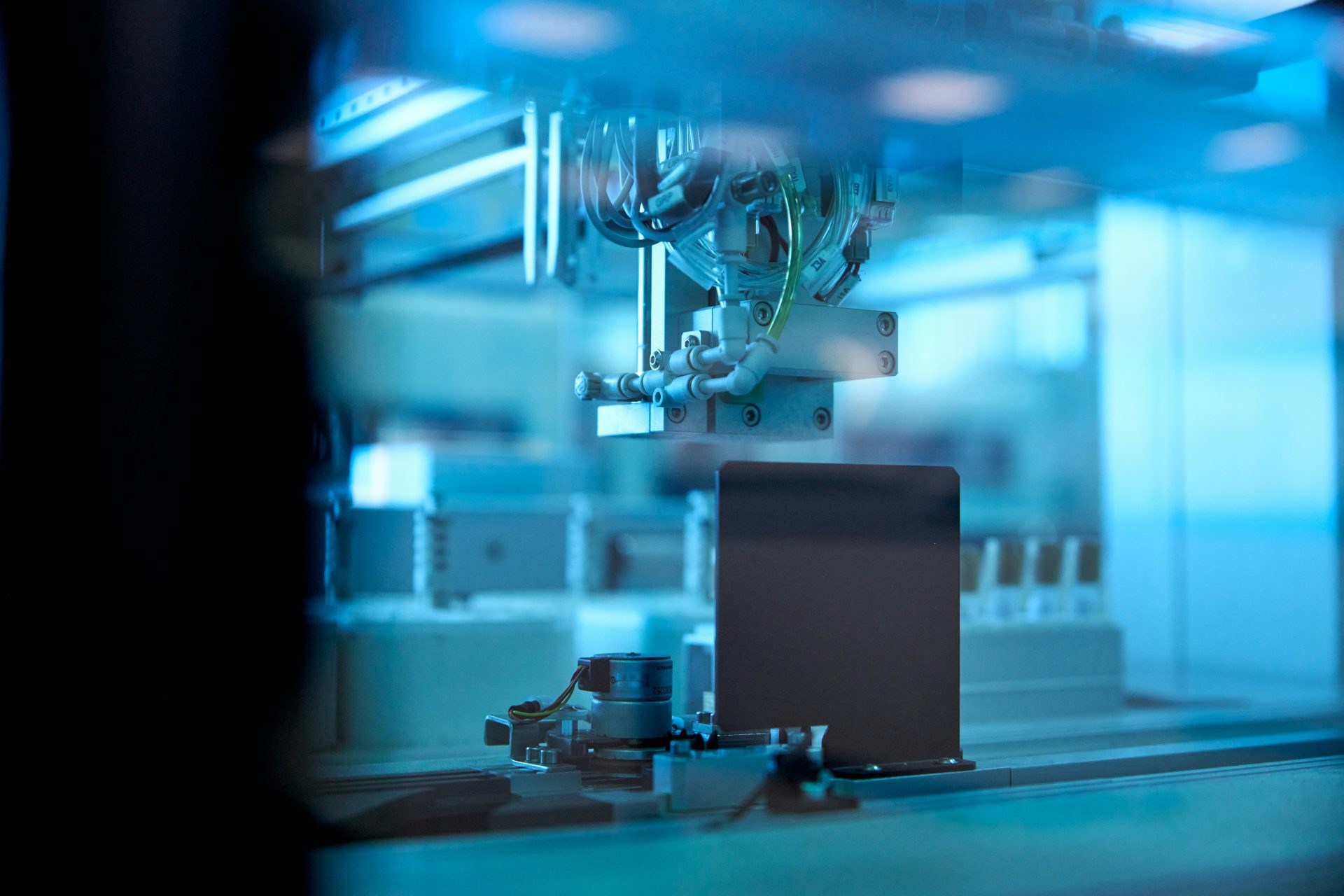 The Center for Glass Research’s mission is to advance glass technologies through new tools and approaches. Photo: Testalize.me / Unsplash.