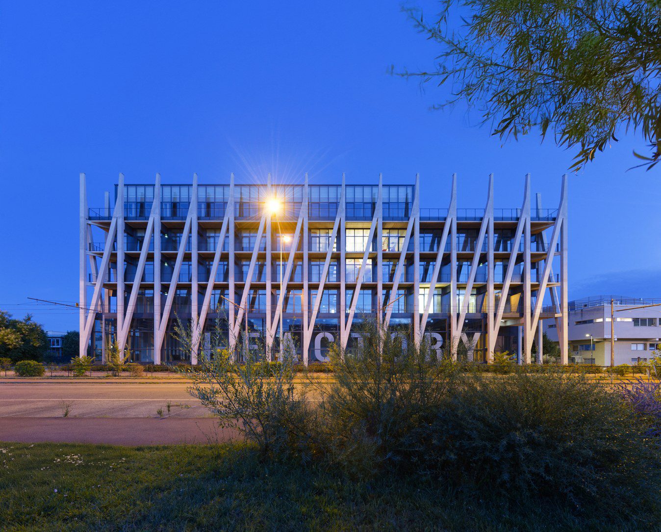 An exoskeleton made of 40 Y-shaped concrete columns forms the basis for the supporting structure of the “I-Factory” (Photo: © Nicolas Fussler)
