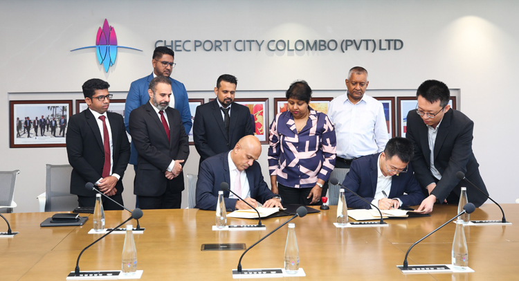 Photo - Chairman of Canary Wharf Holdings Pte Ltd, Sharhan Musheen, signing the Memorandum of Understanding with Xiong Hongfeng, Managing Director of CHEC Port City Colombo (Pvt) Ltd. (CPCC)